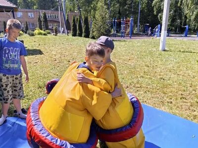 Дети участвуют в соревновании по сумо