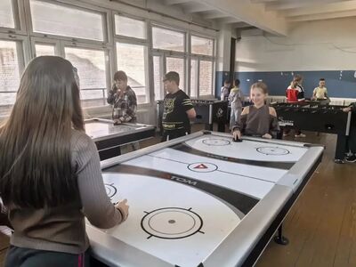Дети играют в аэрохоккей
