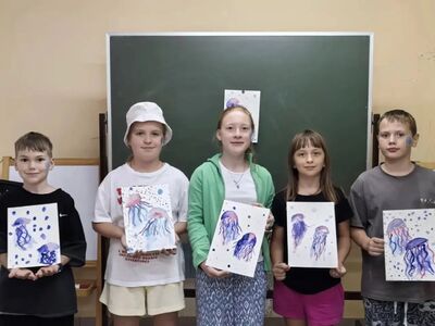 Дети показывают творческие работы