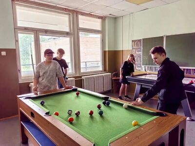 Участники третьей смены играют в бильярд